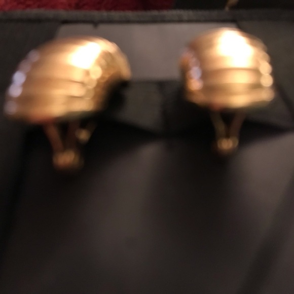 𝅺Vintage Gold tone clip earring like new unbranded appropriately 1.5” - Picture 3 of 3